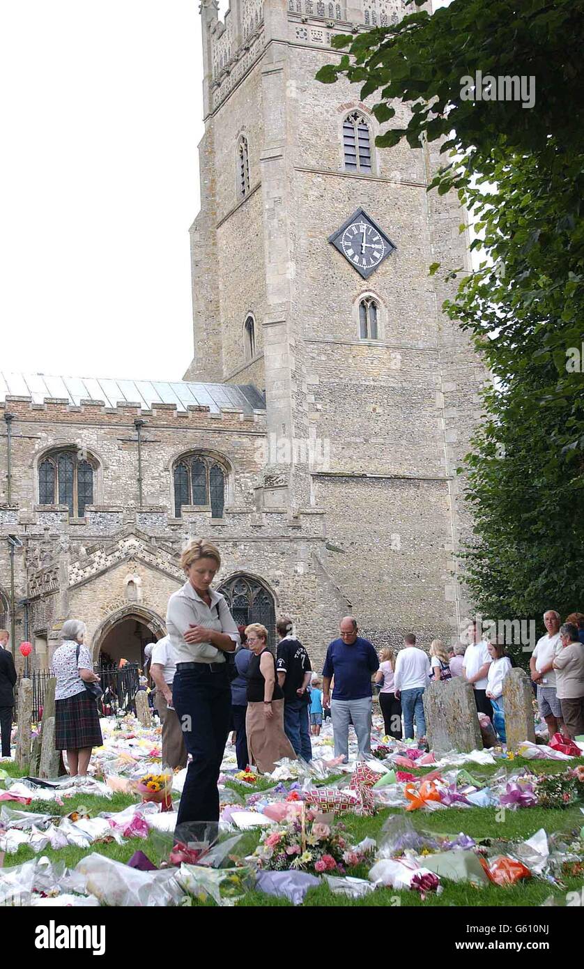 Die Menschen stehen während der Beobachtung der Schweigeminute in der St. Andrew's Church, Cambridgeshire, für die ermordeten Schülerinnen Holly Wells und Jessica Chapman. Stockfoto