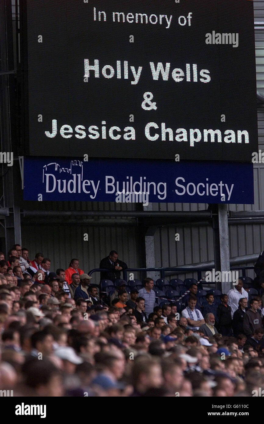 West Bromwich Albion Fans beobachten eine Minute Stille in Erinnerung an die ermordeten Schülerinnen HollyWells und Jessica Chapman vor dem FA Barclaycard Premiership Match gegen Leeds United im West Brom's The Hawthorns Ground in West Bromwich. Stockfoto