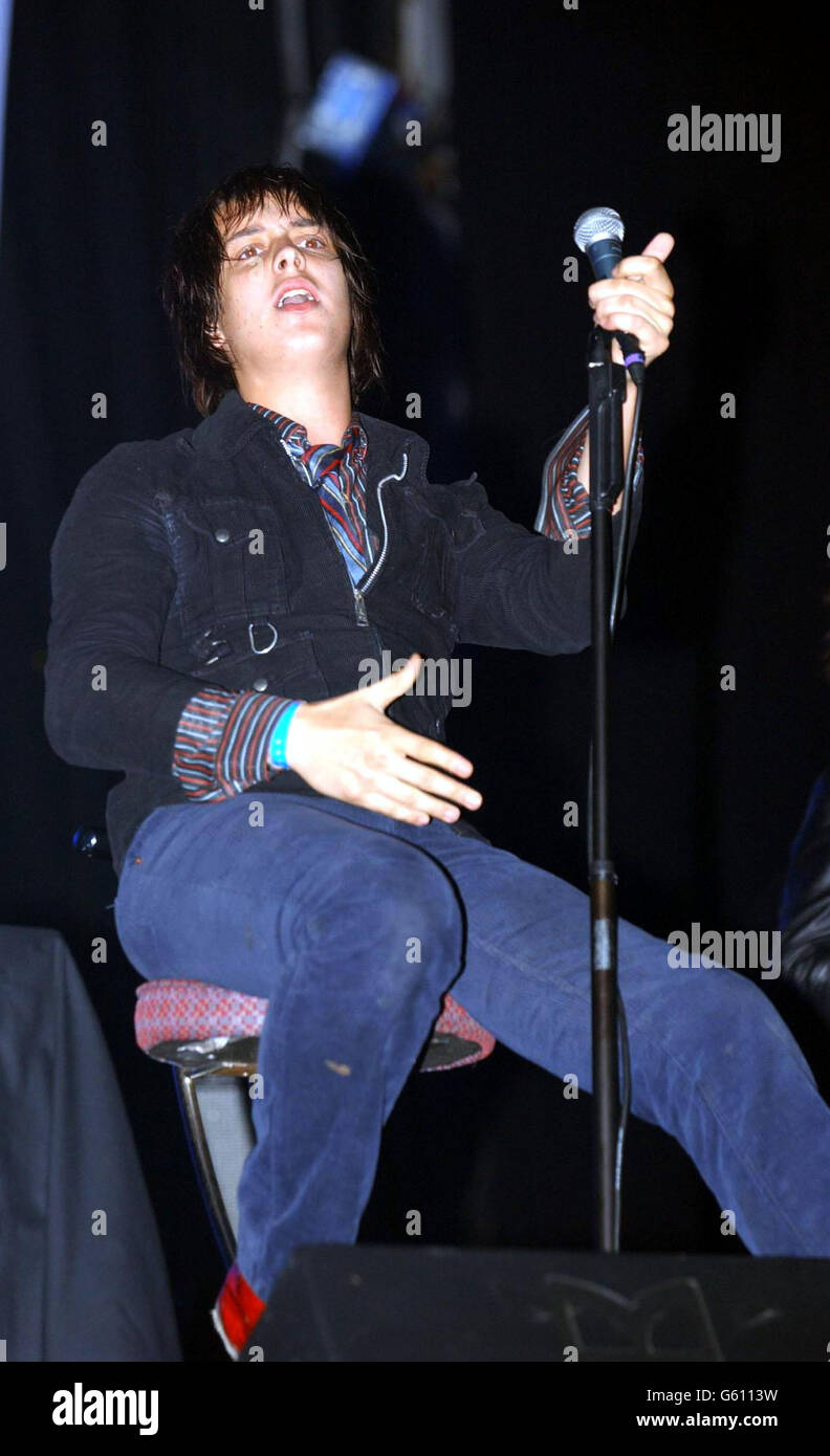 The Strokes-Sänger Julian Casablancas tritt während des Carling Reading Festivals 2002 auf der Hauptbühne auf. Stockfoto