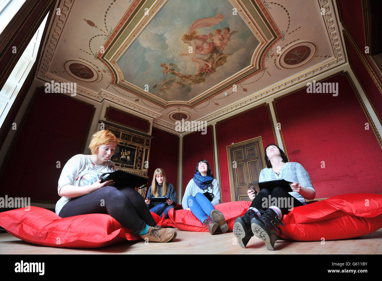 Studenten der Swansea Metropolitan University betrachten ein Fresko des schottischen Künstlers Thomas Wallace Hay an einer Decke im Dyffryn House in der Nähe von Cardiff, Wales. Stockfoto