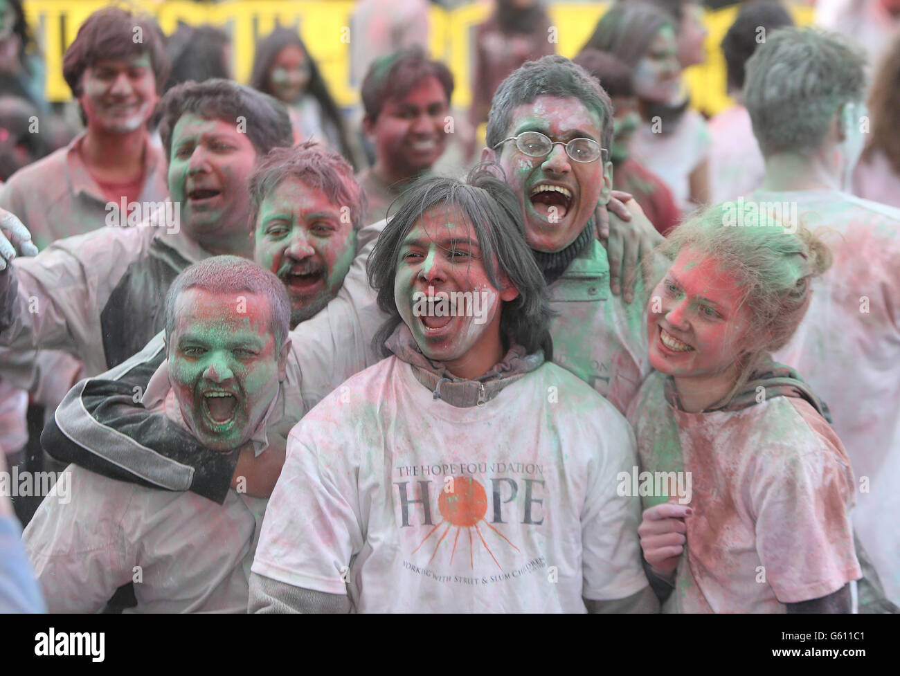 Hunderte von Trinity-Studenten feiern Holi, das Indian Festival of Colors, heute auf dem College Front Square in Dublin, Irland. DRÜCKEN Sie VERBANDSFOTO. Bilddatum: Mittwoch, 27. März 2013. DRÜCKEN Sie VERBANDSFOTO. Bilddatum: Mittwoch, 27. März 2013.Bildnachweis sollte lauten: Niall Carson/PA Wire Stockfoto
