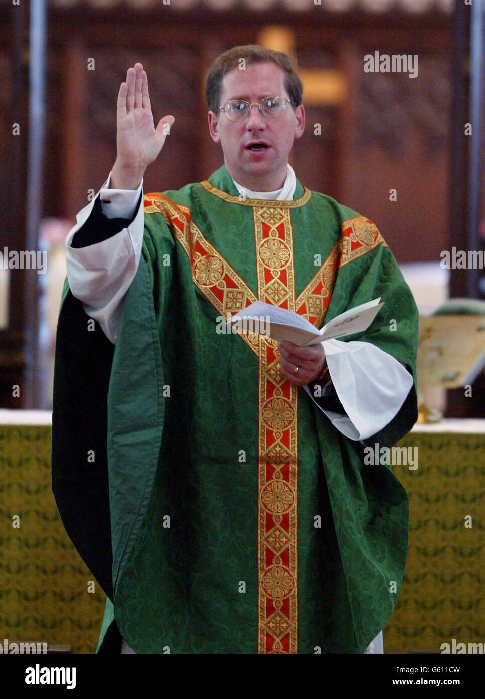 Rev. Tim Alban Jones, der Vikar von Soham, nimmt die wöchentliche Heilige Kommunion in der St. Andrew's Church in Cambridgeshire, nach dem Mord an lokalen Mädchen - Holly Wells und Jessica
