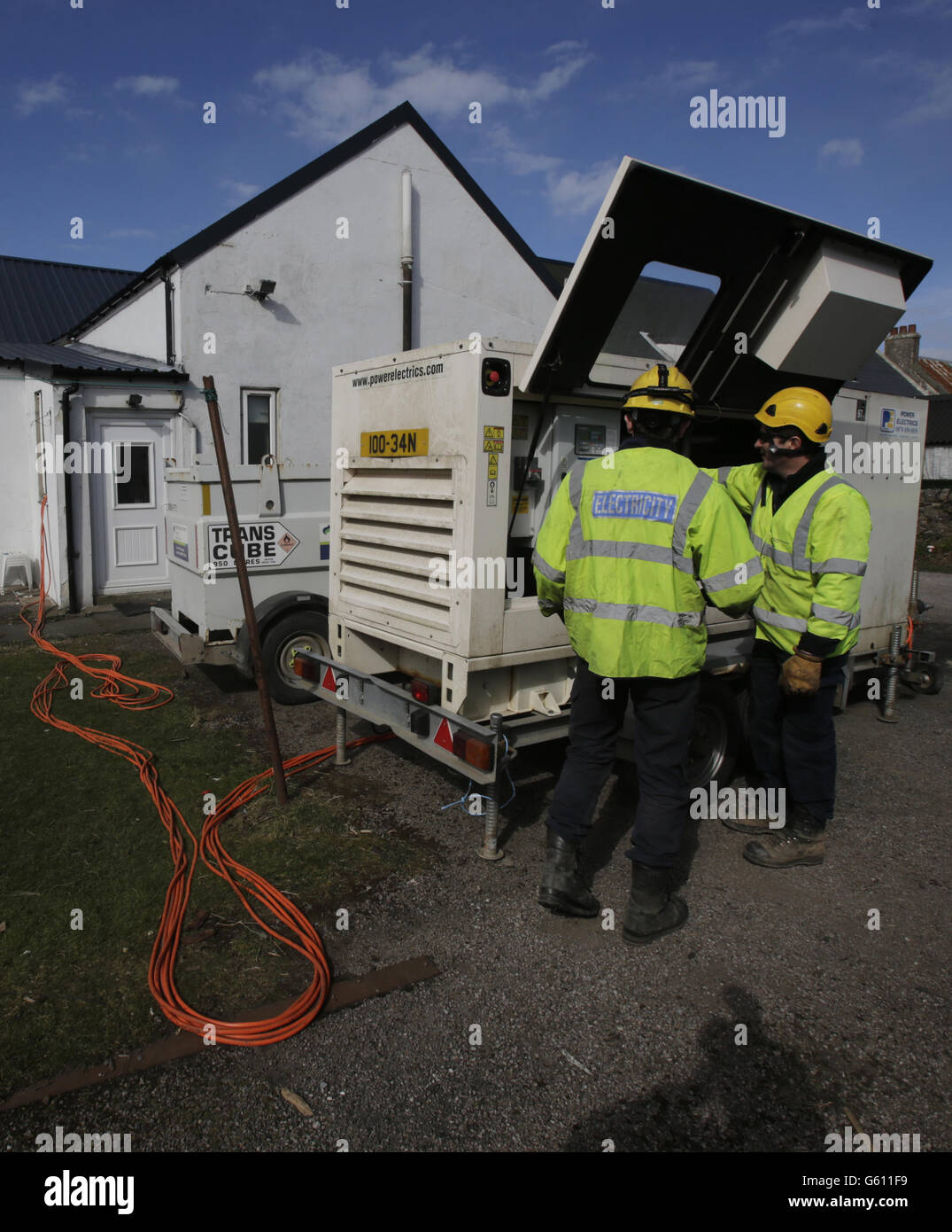 Ein temporärer Generator versorgt ein Grundstück in Southend, Schottland, mit Strom, das während der jüngsten Unwetter an Strom verloren hat. Stockfoto