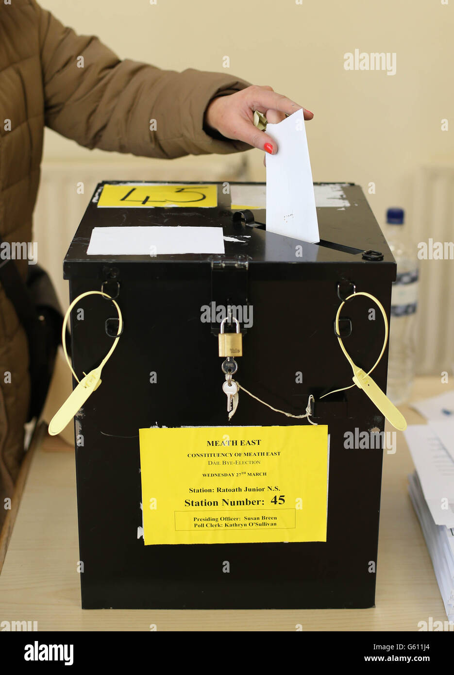 Eine Frau gibt bei Ratoath National ihre Stimme ab, da die Wähler in Meath East heute in einer Nachwahl zur Wahl gehen. Stockfoto