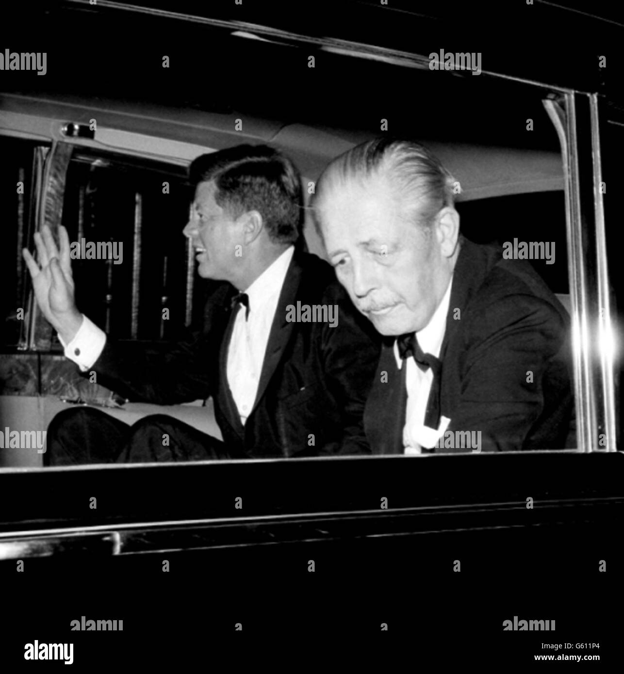 US-Präsident John Kennedy verabschiedet die Londoner fröhlich, während er in Begleitung des Premierministers Harold Macmillian vom Buckingham Palace zum Flughafen fährt. Stockfoto