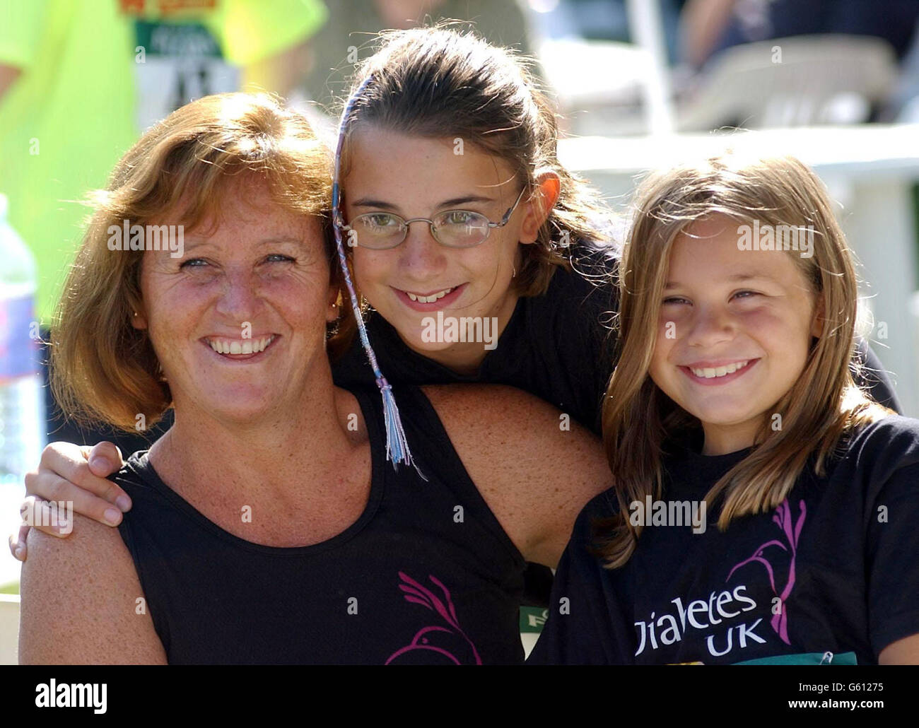 DR Lady Ann Redgrave (Ehefrau des olympischen Ruderers Sir Steven Redgrave) mit den Töchtern Natalie, 11 (Mitte) und Sophie, 8, beim Start des Frauen Flora Light Challenge Mini Marathon im Hyde Park. Stockfoto
