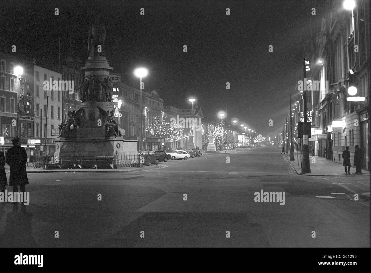 Eine verlassene O'Connell Street in Dublin, nachdem Bombenangst das normalerweise lebhafte Unterhaltungszentrum in eine Geisterstadt verwandelt hatte. Auf der linken Seite steht die Statue des irischen politischen Führers Daniel O'Connell. Stockfoto