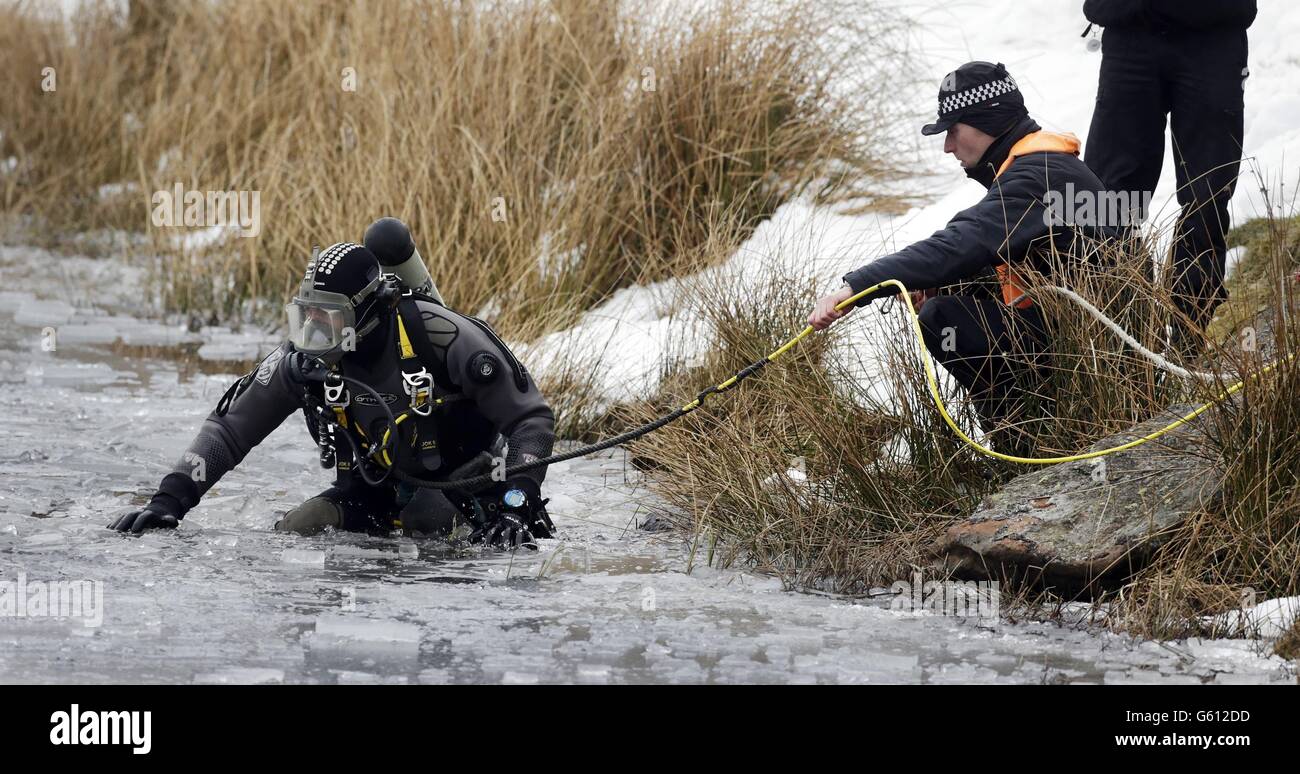 Ein Tauchgang sucht nach Menschen, die durch Eis in Dow Loch in Schottland gefallen sind. Stockfoto