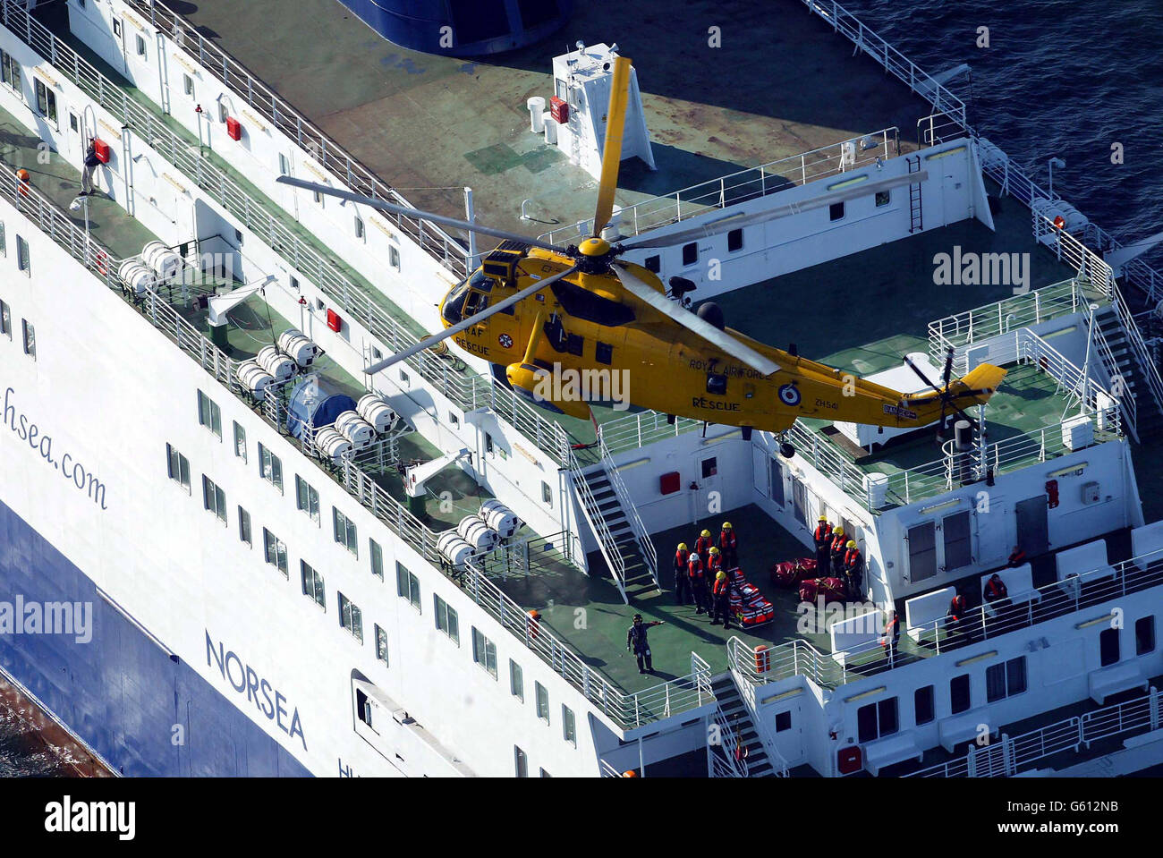 Ein RAF-Hubschrauber schwebt über NorSea, das von einem Brand in einem seiner Maschinenräume, etwa acht Meilen östlich von Great Yarmouth, getroffen wurde. Das Schiff transportete 611 Passagiere von Hull nach Zeebrugge, als der Brand ausbrach. * die eigene Feuerwehr der Fähre und die Feuerwehrleute der RAF und der Suffolk Feuerwehr, die während des Notfalls auf das Schiff gebracht wurden, haben bestätigt, dass die Flammen nun ausbrennen. Das Schiff wird voraussichtlich noch heute Nachmittag in Belgien andocken. Stockfoto