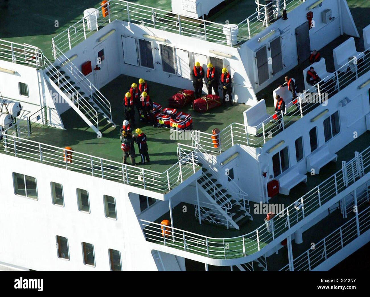 Rettungskräfte stehen auf dem Deck des Schiffes NorSea, das von einem Brand in einem seiner Maschinenräume, etwa acht Meilen östlich von Great Yarmouth, getroffen wurde. Das Schiff transportete 611 Passagiere von Hull nach Zeebrugge, als der Brand ausbrach. * die eigene Feuerwehr der Fähre und die Feuerwehrleute der RAF und der Suffolk Feuerwehr, die während des Notfalls auf das Schiff gebracht wurden, haben bestätigt, dass die Flammen nun ausbrennen. Das Schiff wird voraussichtlich noch heute Nachmittag in Belgien andocken. Stockfoto