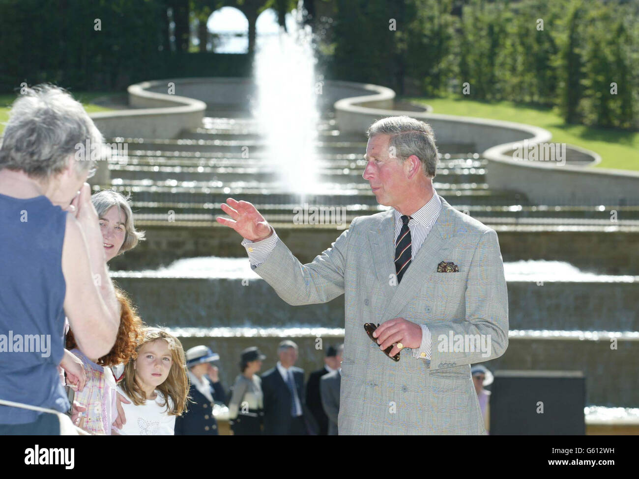 Der Prinz von Wales in den Alnwick Gardens, wo er den historischen ummauerten Garten auf dem Gelände des Anwesens der Herzogin von Northumberland eröffnete, die das siebenjährige 14-Millionen-Projekt plante, um das Anwesen in seinen früheren Glanz wiederherzustellen. * Ein zentrales Merkmal des Gartens ist eine riesige Wasserfallkaskade mit Brunnen, von denen angenommen wird, dass sie die größten ihrer Art in diesem Land sind. Es dauerte 150,000 Mannstunden, bis es fertig war, und 7,260 Gallonen Wasser taumelten jede Minute seine 30 Wehre hinunter. Seit der Gartenanlage im Oktober letzten Jahres für die Öffentlichkeit geöffnet wurde, sind fast 250,000 Besucher durch den Garten gekommen Stockfoto