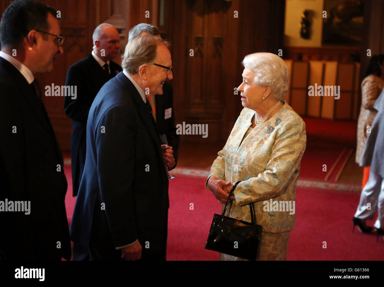 Queen Elizabeth II trifft Robert Hardy bei einem Empfang für die britische Filmindustrie im Windsor Castle, Berkshire. Stockfoto