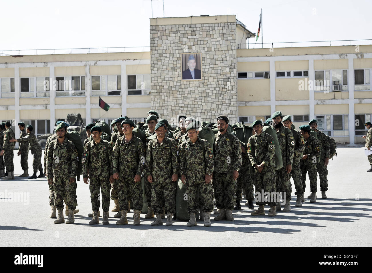 Einige der 170 nicht beauftragten Offiziere der afghanischen Nationalarmee bilden sich nach ihrer feierlichen Abschlusszeremonie auf dem Paradeplatz im Militärausbildungszentrum Kabul in Kabul, Afghanistan, um auf Befehle zu warten und einer Feldeinheit zugewiesen zu werden, bevor sie ins Theater eingesetzt werden, um gegen die Taliban zu kämpfen. Stockfoto