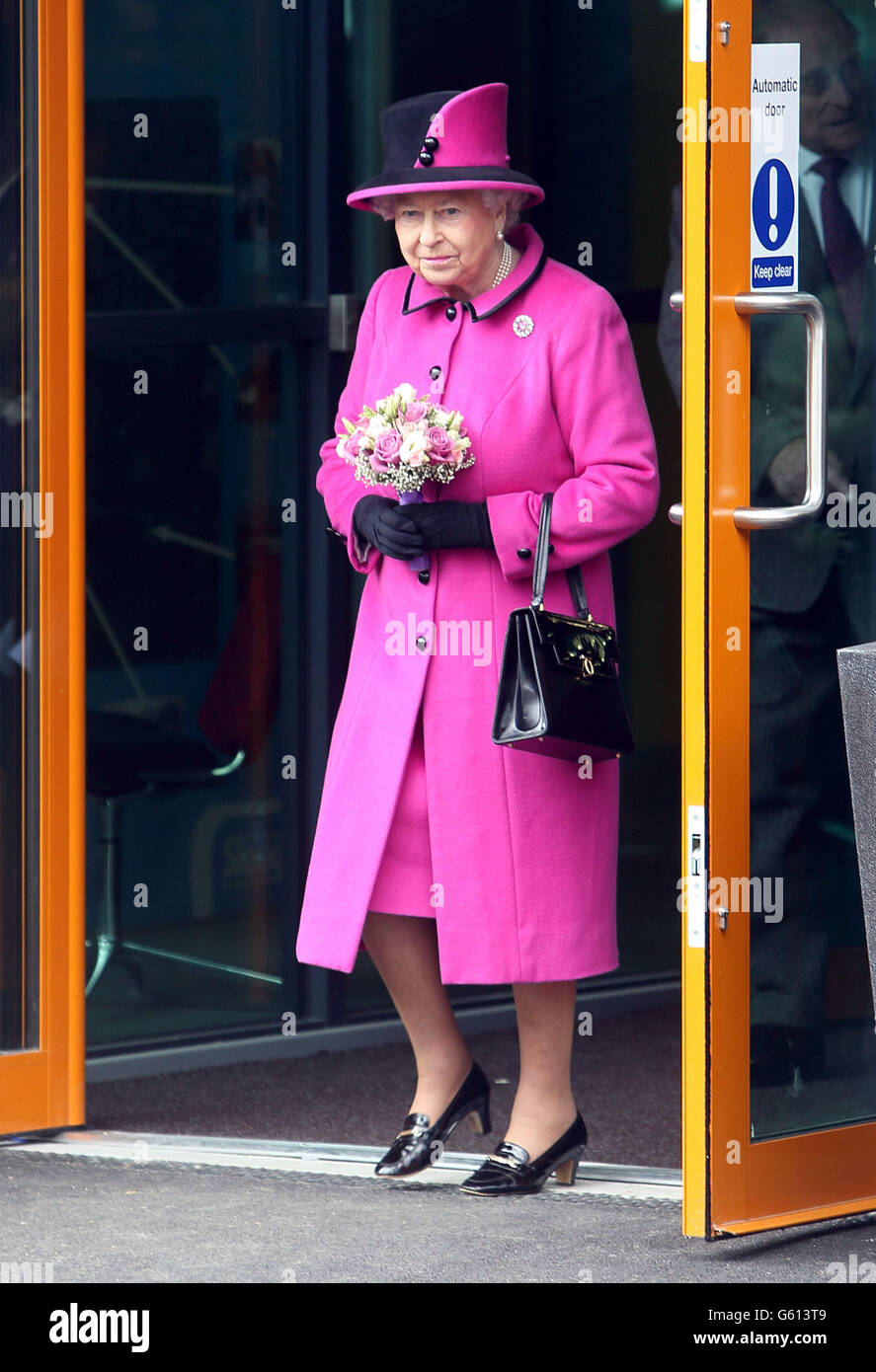 Queen Elizabeth II verlässt das Britwell Community Center in Slough, Berkshire. Stockfoto