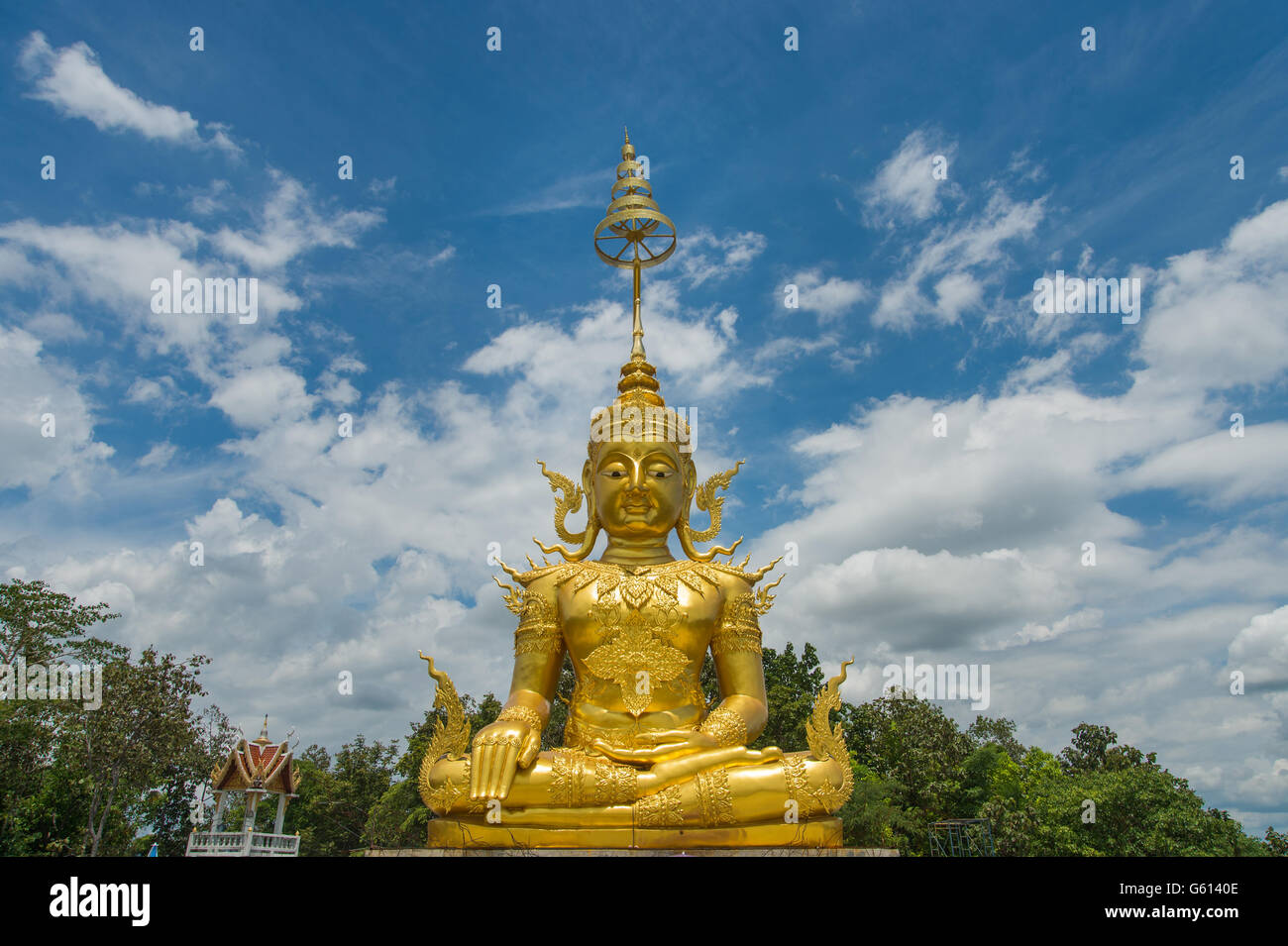 Goldene Statue des Buddha im Wat Phra, dass Doi Saket, Chiang Mai, Thailand. Stockfoto