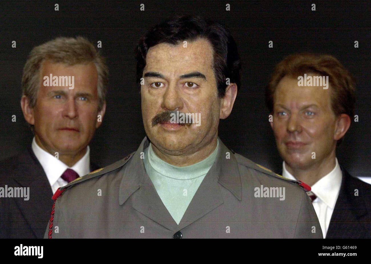 Der Präsident der Vereinigten Staaten von Amerika, George Bush (links) und der britische Premierminister Tony Blair (rechts), scheinen jeden Schritt des irakischen Präsidenten Saddam Hussein in London zu beobachten. * die drei politischen Führer wurden in der weltberühmten Wachsfabrik Madame Tussauds in London näher zusammengebracht, wo die drei Exponate der Öffentlichkeit gezeigt werden. Eine Sprecherin des Unternehmens sagte: "Wir dachten, wir würden Saddam mit der Nachricht in den Mittelpunkt rücken, dass Blair sich darauf vorbereitet, Bush am Wochenende zu besuchen." Stockfoto