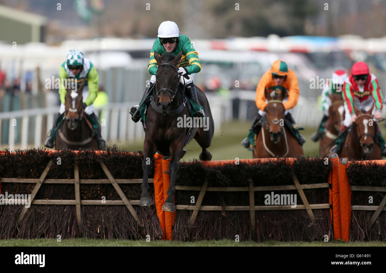 Am Fishers Cross von Tony McCoy geritten springt die letzte auf ihrem Weg zum Sieg in der Sefton-Novizenhürde von John Smit während des Ladies Day beim 2013 John Smith's Grand National Meeting auf der Aintree Racecourse, Sefton. Stockfoto