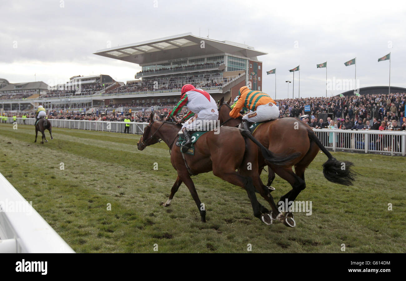 Buachaill Alainn und Master of the Sea versuchen beim Fishers Cross in der Hürde der John Smith's Sefton Novizen während des Ladies Day beim 2013 John Smith's Grand National Meeting auf der Aintree Racecourse, Sefton, zu fangen. Stockfoto