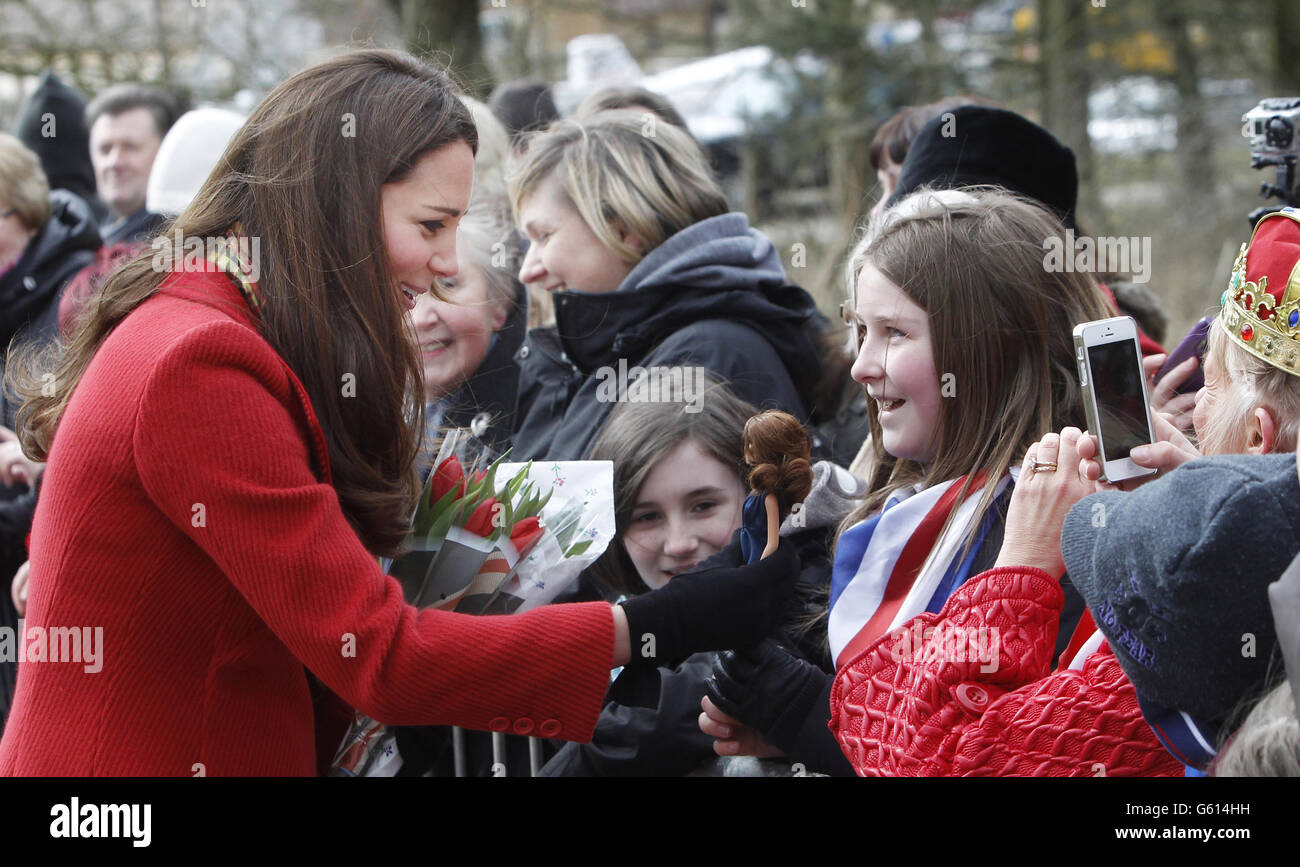 Eine von vier Fotografien, die die Reaktion der Herzogin von Cambridge, bekannt als die Gräfin von Strathearn, während sie in Schottland eine Puppe von Dayna Miller zeigte, die sie als Weihnachtsgeschenk bei einem Besuch im Dumfries House in Ayrshire, Schottland, bekam. Stockfoto