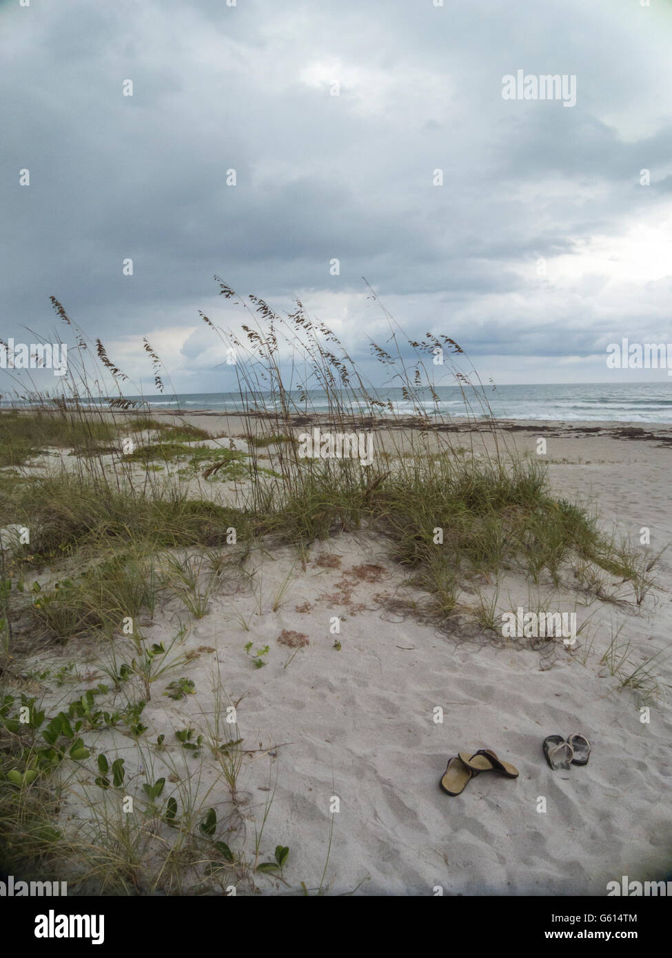 Küstenlinie mit Sammeln von Gewitterwolken in Melbourne Beach, Florida, USA Stockfoto