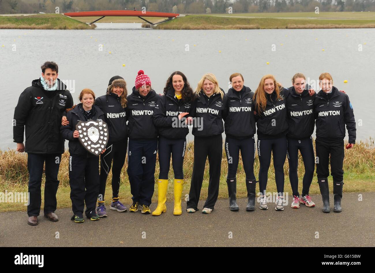 Das Oxford-Team mit der Trophäe nach dem Sieg beim Newton Women's Boat Race in Eton Dorney Lake, in der Grafschaft von Barkshire. Stockfoto