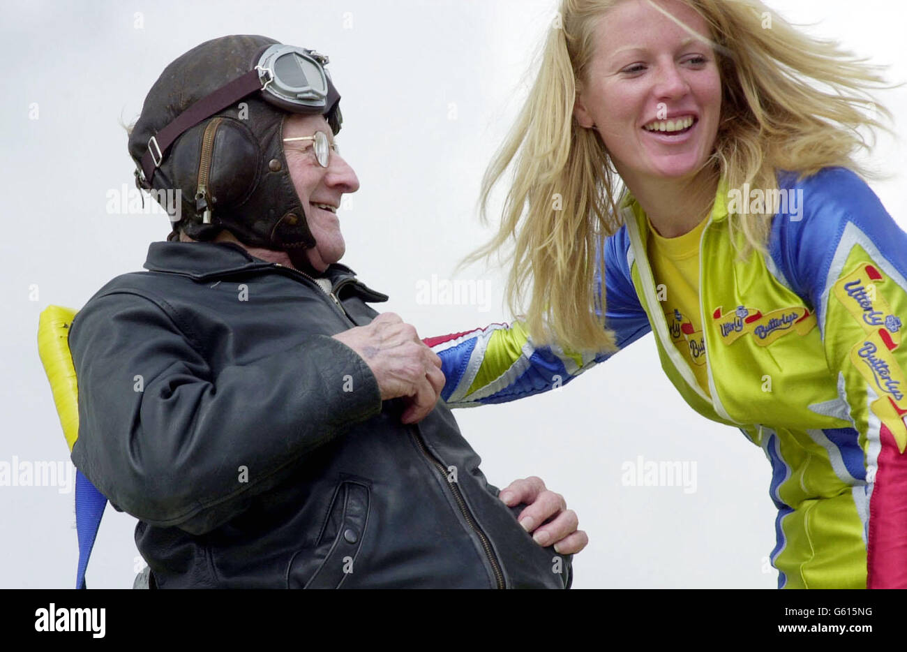 Les 'Dizzy' Seales, 88, aus Sussex, feiert mit der professionellen Wingwalkerin Marie Duguid, 24, aus Cirencester, nachdem sie in das Guinness-Buch der Rekorde geflogen ist, indem sie die älteste Person war, die jemals auf dem Wingwalk über dem Goodwood Aerodrome in Sussex war. * der ehemalige Luftgewehrschütze und Speedway-Fahrer aus dem Zweiten Weltkrieg zog in die Lüfte, um einen wirklich einzigartigen Blick auf seine Nachbarschaft zu genießen, während seine Frau Joy, 86, sich des ganzen Ereignisses nicht bewusst war, da sie dachte, Les sei ausgegangen, um die wöchentlichen Einkäufe zu erledigen. Stockfoto