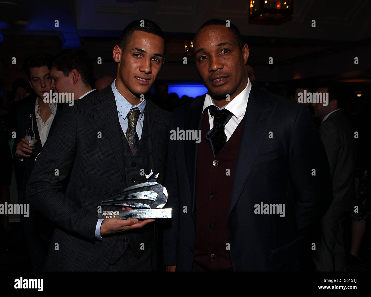 Fußball - The Football League Awards 2013 - The Brewery - London. Thomas Ince (links) posiert mit seinem Johnstone's Paint Young-Spieler des Jahres und seinem Vater Paul Ince bei den Football League Awards Stockfoto