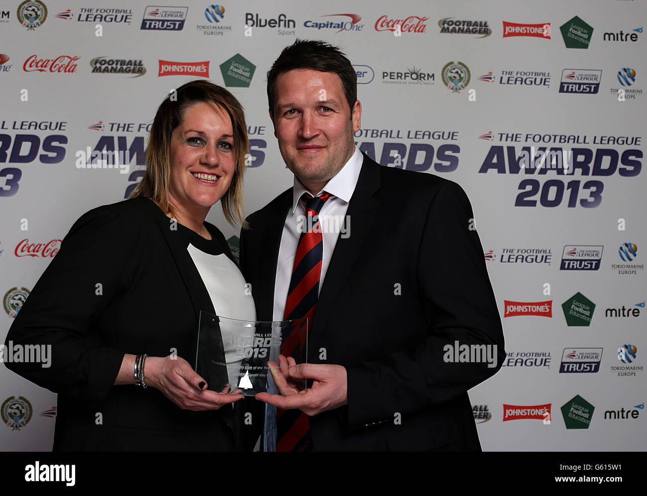 Fußball - The Football League Awards 2013 - The Brewery - London. Mitglieder von Cardiff City posieren mit dem Coca-Cola Community Club des Jahres für den South West Region Award bei den Football League Awards Stockfoto