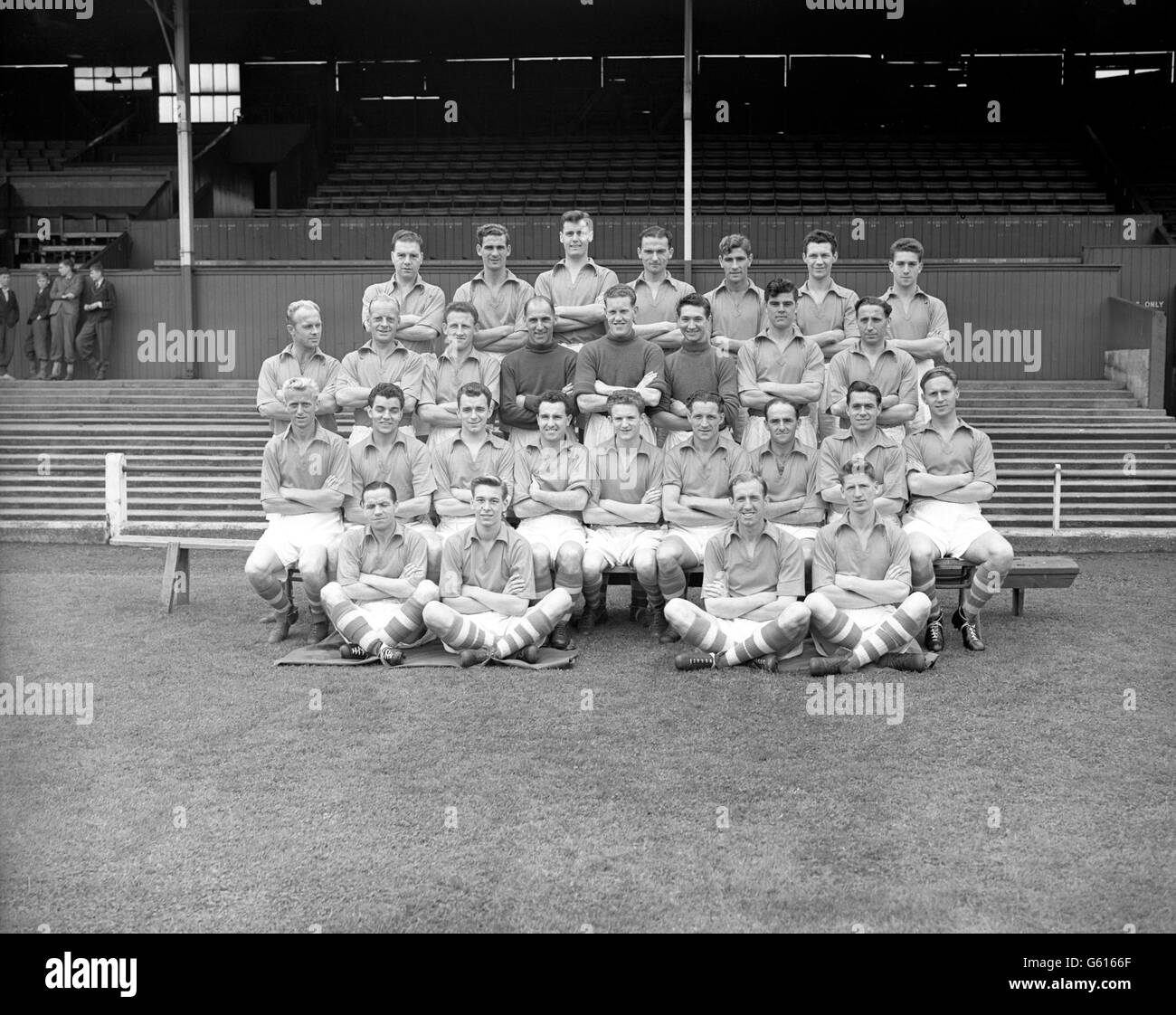 Navigationsleiste Kader von Nottingham Forest für die Saison 1954/55. (Hintere Reihe l-r) James Clarke, Jack Burkitt, Bob McKinlay, Ron Blackman, F Barclay, Alan Orr, P. Foster. (Mittlere Reihe l-r) Bill Whare, Horace Gager, Geoff Thomas, Harry Walker, Bill Farmer, D Brown, Peter Lay, Jack Hutchinson. (Vordere Reihe l-r) Tom Martin, Tommy Wilson, Sid Thompson, Hugh McLaren, Arthur Lemon, Wally Ardron, Noel Kelly, Alan Moore und Keith Turner. (Sitzend auf Gras l-r) Freddy Scott, Roy Banham, John French, R Gerrard Stockfoto