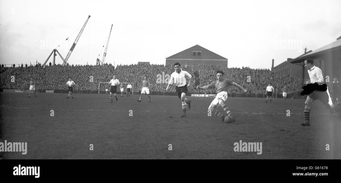 Fußball - League Division Two - Fulham gegen Nottingham Forest - Craven Cottage. Wally Ardron in Aktion für Nottingham Forest. Stockfoto