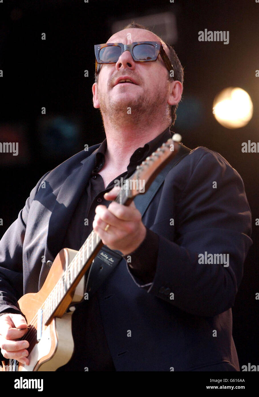 Elvis Costello tritt auf der V Stage auf, am ersten Tag des V2002 Musikfestivals im Hylands Park, Chelmsford. Stockfoto