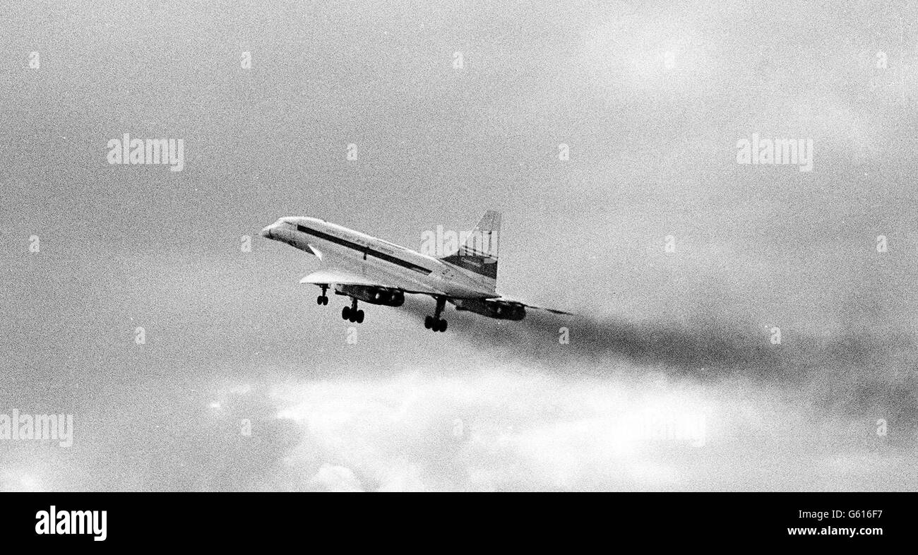Die britische Concorde während des Fluges von RAF Fairford, wo sie während eines 17-minütigen Fluges auf der anderen Seite der Schallmauer über das West Country mit etwa 750 Meilen pro Stunde auf das 1.15-fache der Schallgeschwindigkeit überschallte. Das Flugzeug wurde von Brian Trubshawe mit John Cochrane als Co-Pilot gesteuert. Stockfoto
