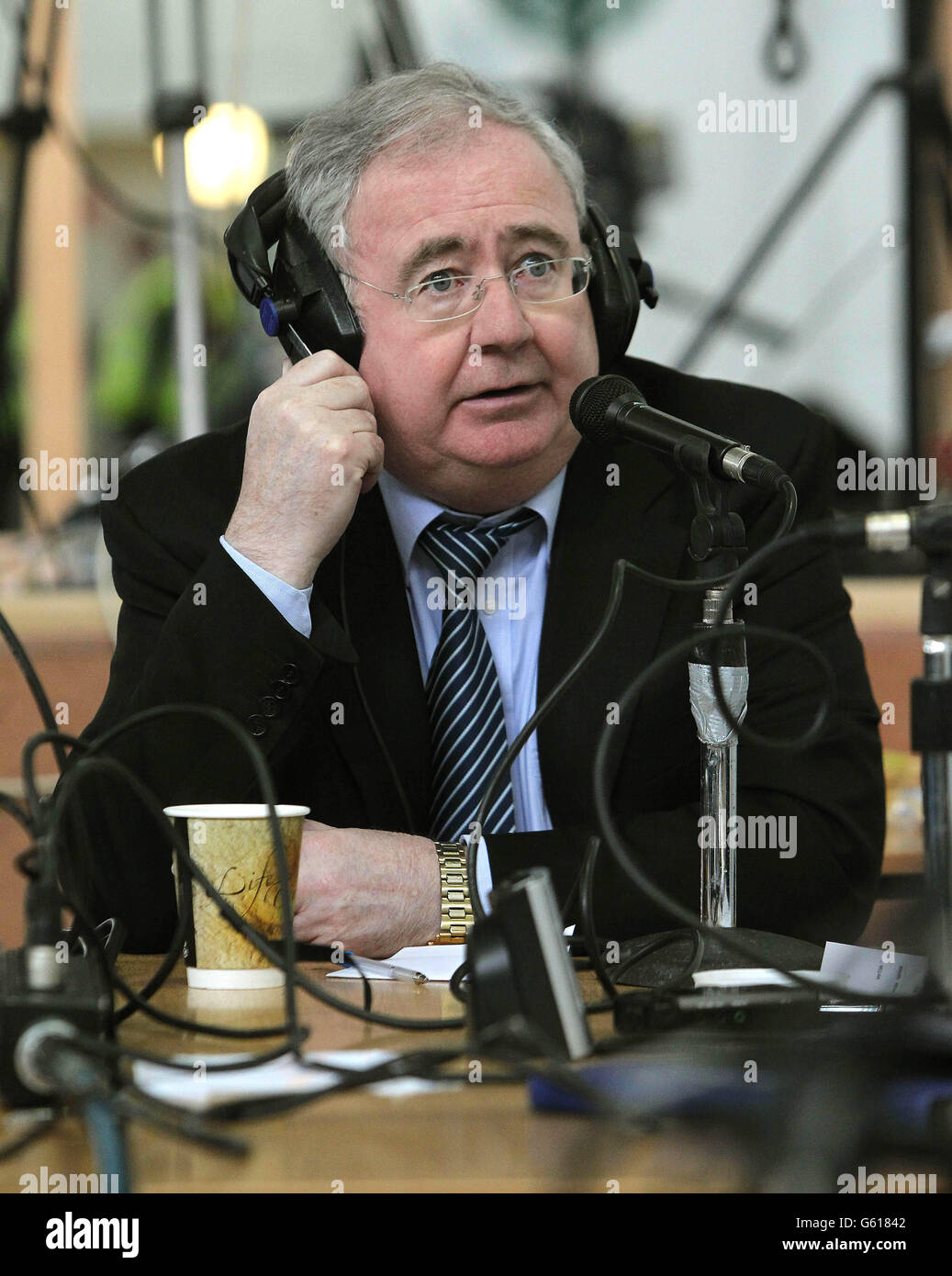 Kommunikationsministerin Pat Rabbitte wird interviewt, als die Zählung in den Nachwahlen von Meath East im Donaghmore GAA Club beginnt. Stockfoto