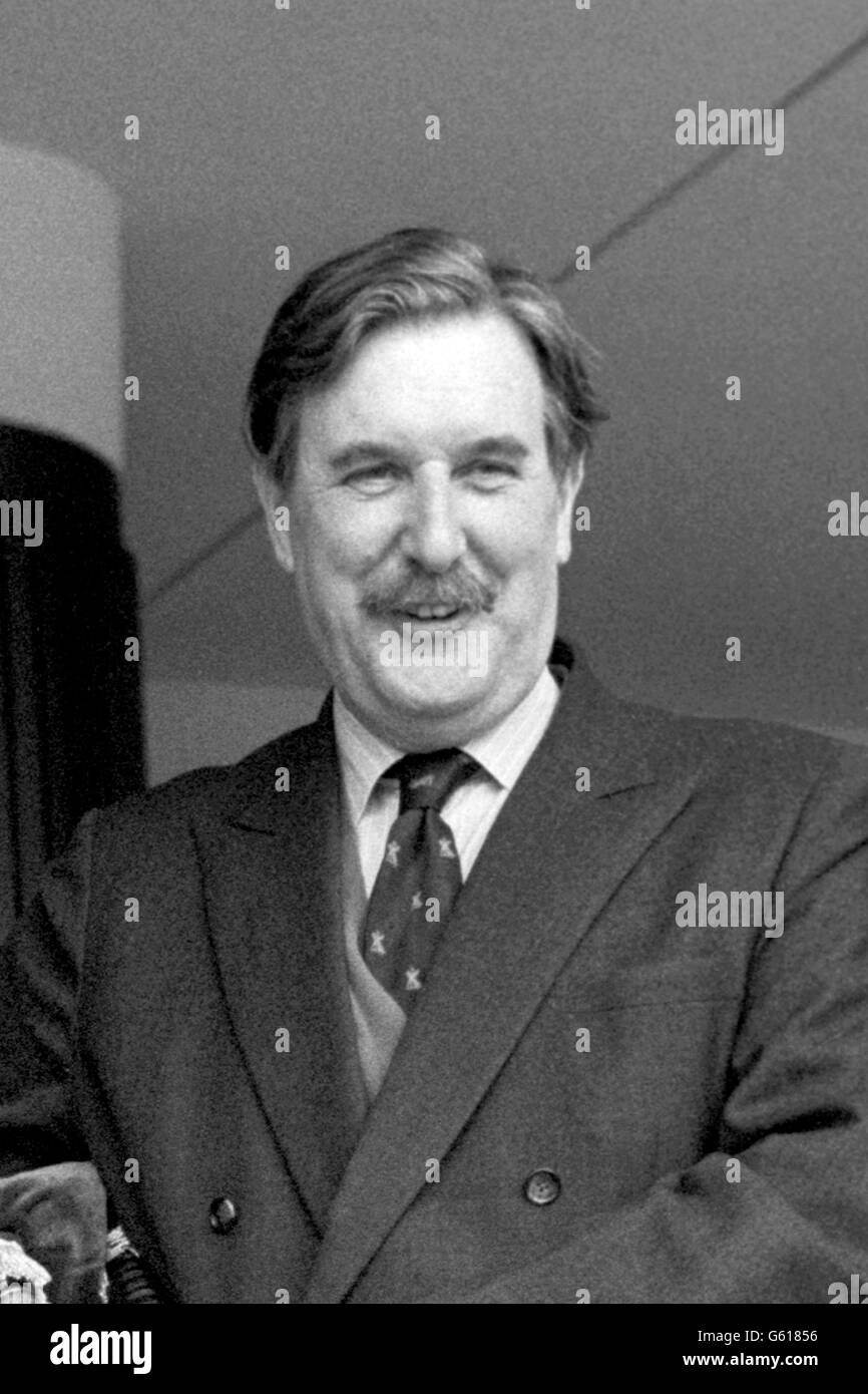 Der letzte überlebende Offizier, der im Zweiten Weltkrieg gekämpft hat, General Sir Michael Gow, 61, der aus Wellington Barracks in London weggeführt und in den Ruhestand verabschiedet wurde. Als einziger Schotten-Wächter, der den Rang eines Generals seit Feldmarschall-Lord Methuen erreicht hat, behauptet er auch, der einzige General zu sein, der in Waterloo, das ist Waterloo Station, fällt, wo er sich Anfang des Jahres den Knöchel gebrochen hat. Stockfoto