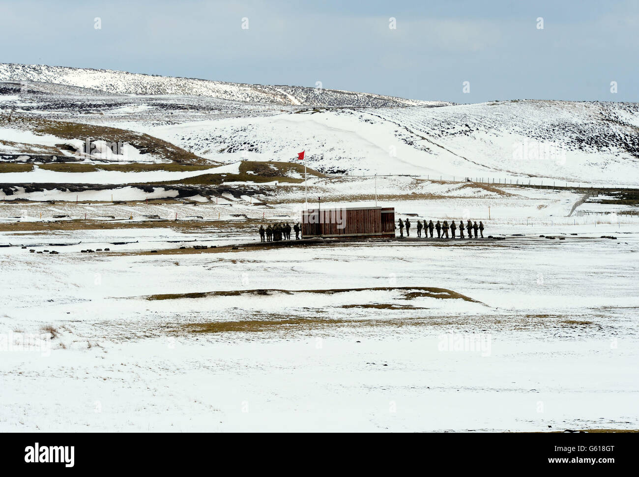 Britische Soldaten trainieren im Schnee auf den Schießstrecken oberhalb von Catterick, North Yorkshire, da dieser März der kälteste in Großbritannien seit 1962 sein wird, sagten Wetterexperten heute. Stockfoto