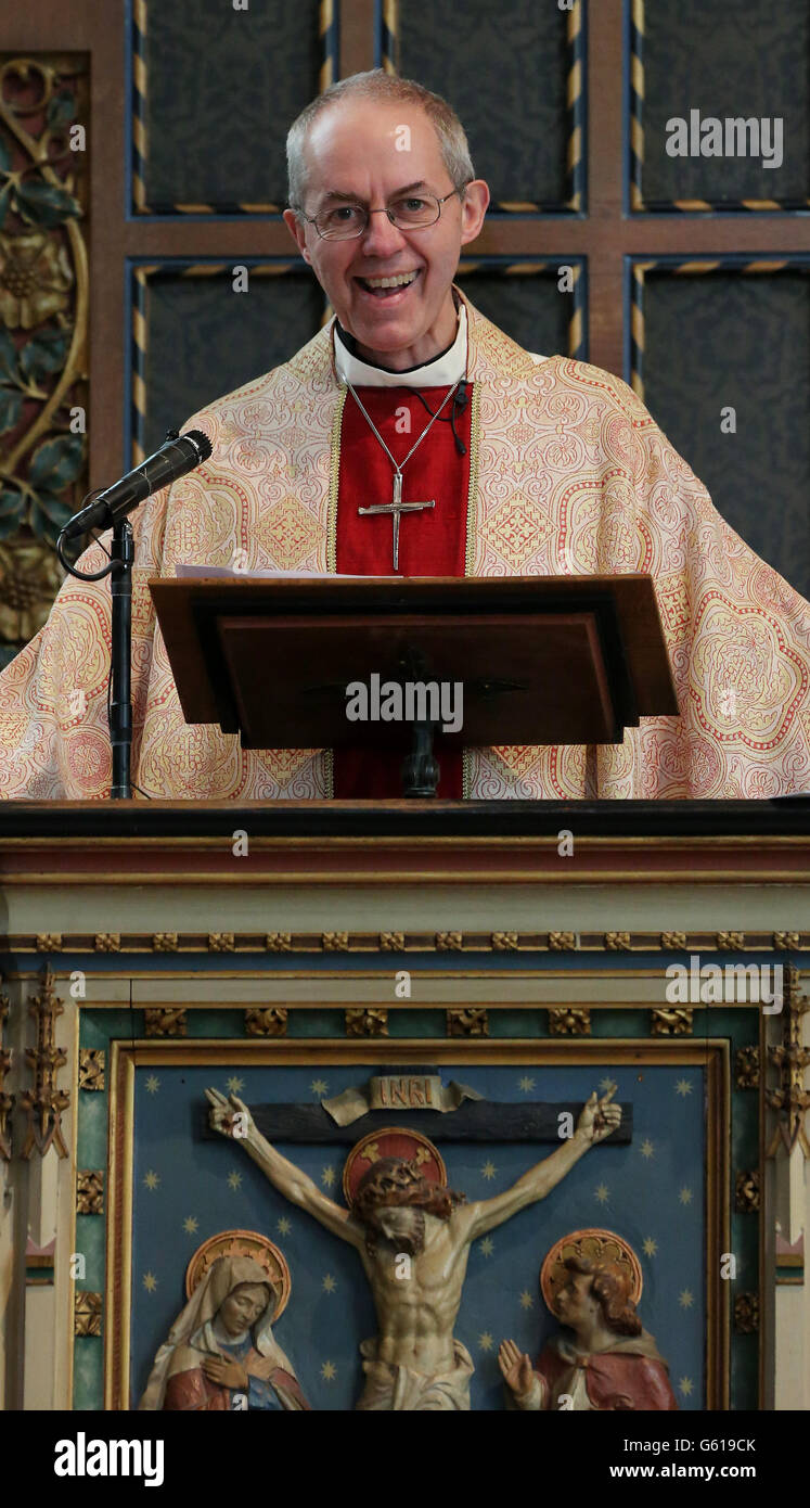 Der Erzbischof von Canterbury, der Hochwürdigste Justin Welby, hält seine Predigt während des Osterdienstes in der Kathedrale von Canterbury, Kent. DRÜCKEN Sie VERBANDSFOTO. Bilddatum: Sonntag, 31. März 2013. Siehe PA Geschichte RELIGION Welby. Bildnachweis sollte lauten: Gareth Fuller/PA Wire Stockfoto