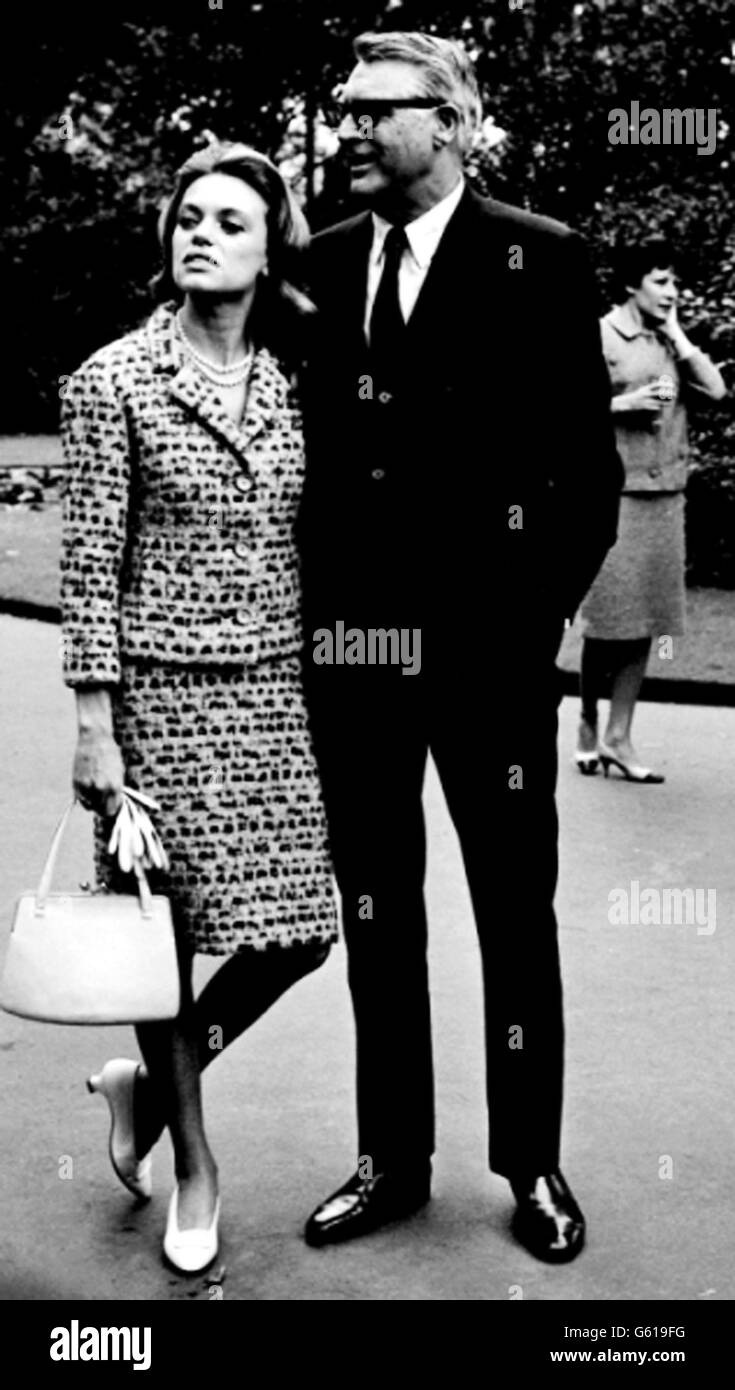 Cary Grant und seine vierte Frau, Dyan Cannon, schauen sich London an. Stockfoto