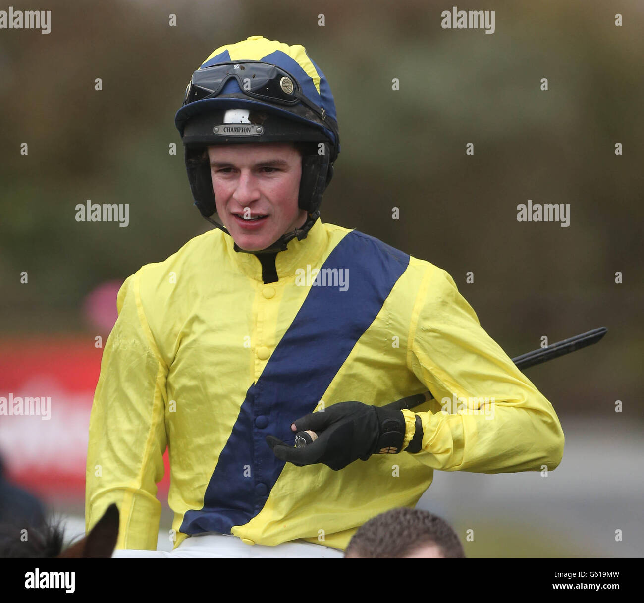 Jockey Danny Mullins während des Osterfests treibt den Gold Cup-Tag auf der Fairyhouse Racecourse, Ratoath, Irland, an. Stockfoto