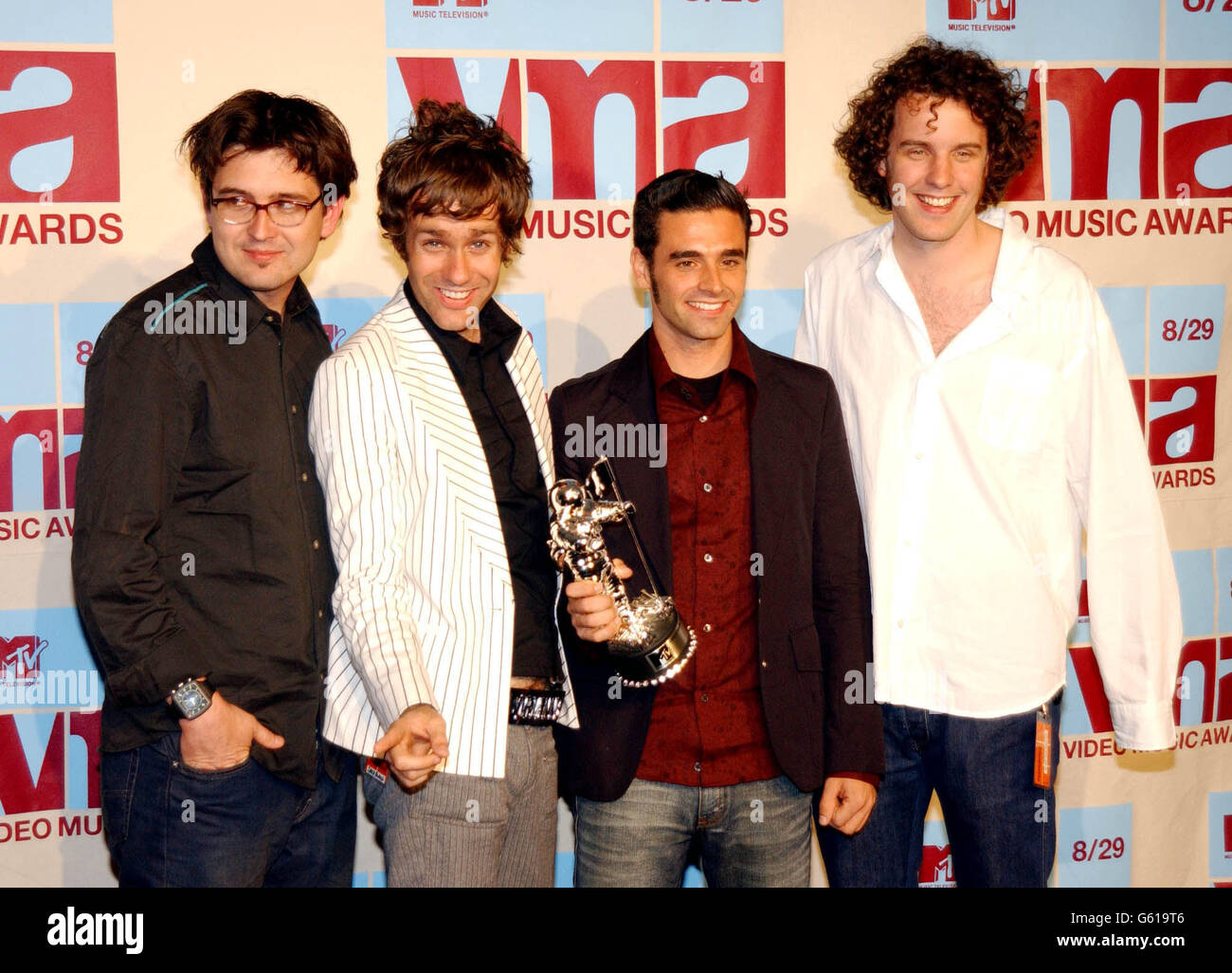 Dashboard Confessional mit ihrem MTV2 Award bei den MTV Video Music Awards, Radio City Music Hall, New York, USA. Stockfoto