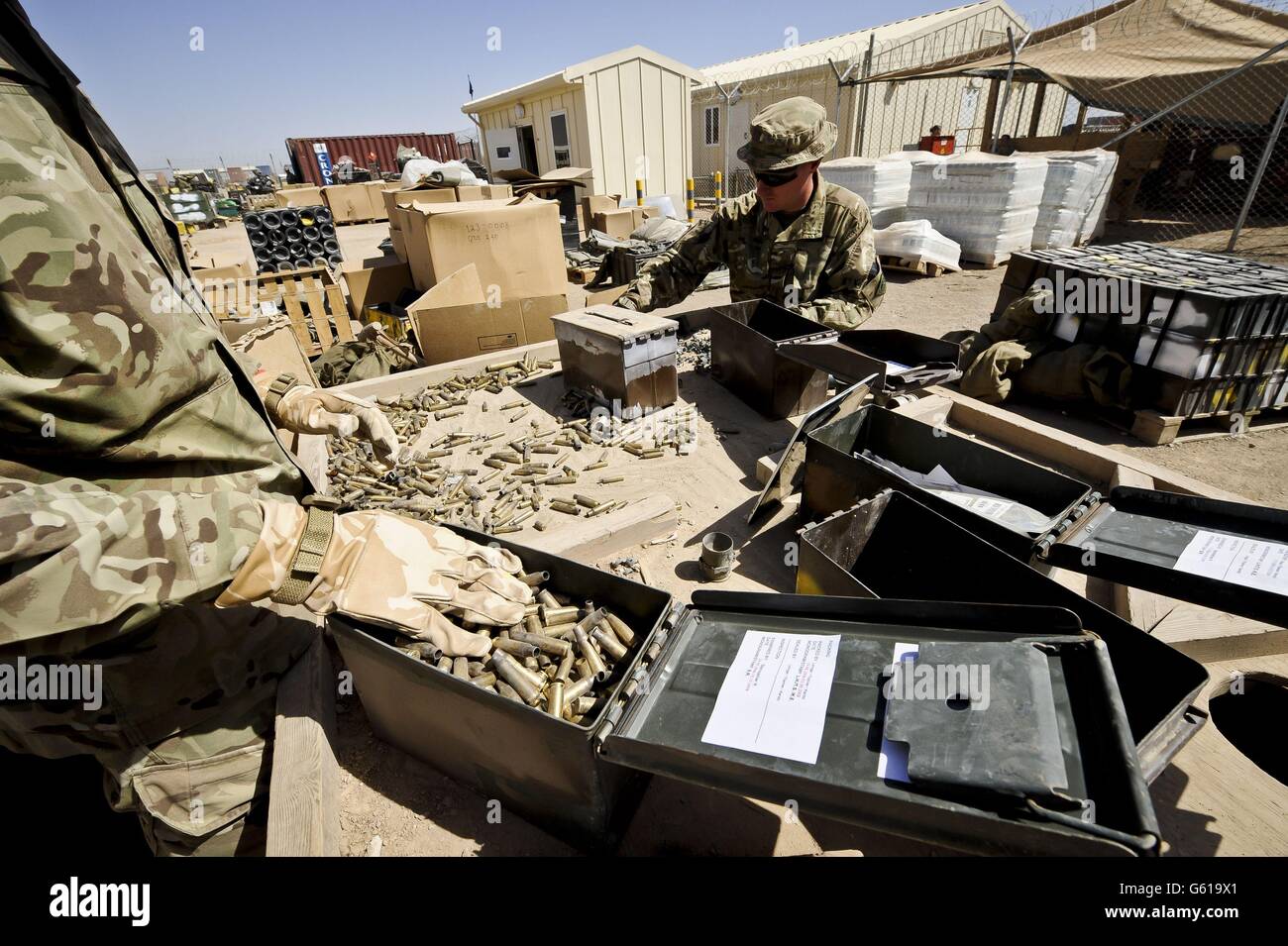 Verbrannte Messingmunition Patronen und Glieder von Munitionsgürteln werden von Hand sortiert und nach der Abholung vom Schlachtfeld im Camp Bastion, Afghanistan, als frei von Sprengstoffen zertifiziert. Stockfoto