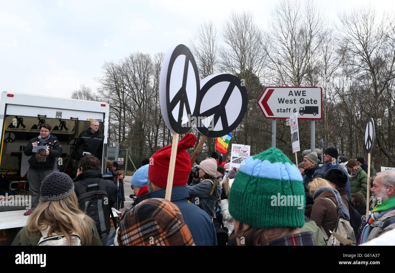 Anti-Atom-Demonstranten nehmen an einer von der Kampagne für nukleare Abrüstung (CND) organisierten Demonstration am Sitz des Atomwaffenbetriebs in Aldermaston, Berkshire, Teil. Stockfoto