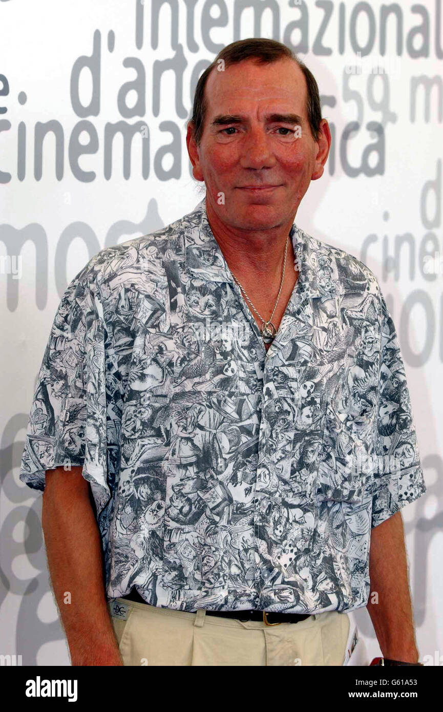 Schauspieler Pete Postlethwaite während einer Fotoaufnahme für den Film Between Strangers beim 59. Internationalen Filmfestival von Venedig, Terrazza del Casino in Lido, Venedig. Stockfoto