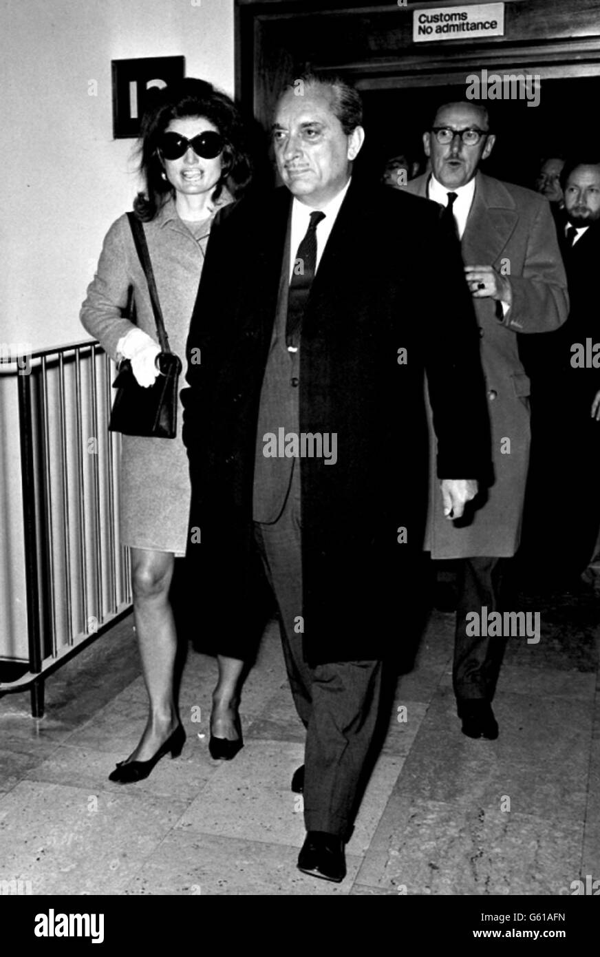 Aristoteles Onassis und seine Frau, ehemals Jacqueline Kennedy, kommen von Genf aus am Flughafen Heathrow an. Stockfoto