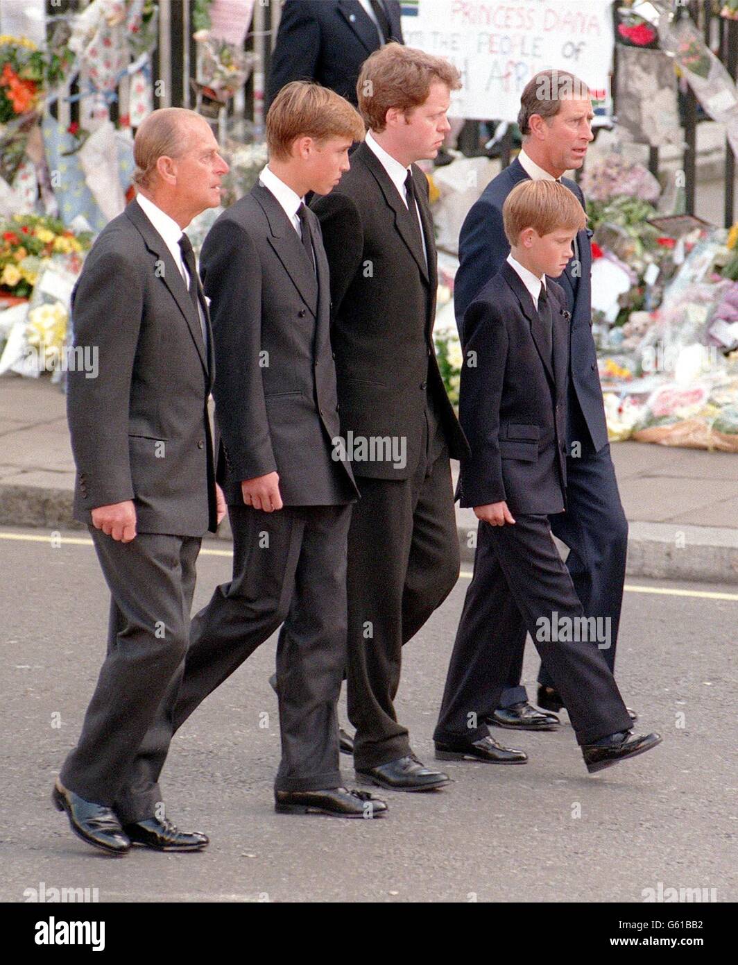 Das Begräbnis findet von Diana, Prinzessin von Wales, statt. (L-R) der Herzog von Edinburgh, Prinz William, Earl Spencer, Prinz Harry und der Prinz von Wales folgen dem Sarg von Diana, Prinzessin von Wales, zur Westminster Abbey für ihren Trauerdienst. Stockfoto