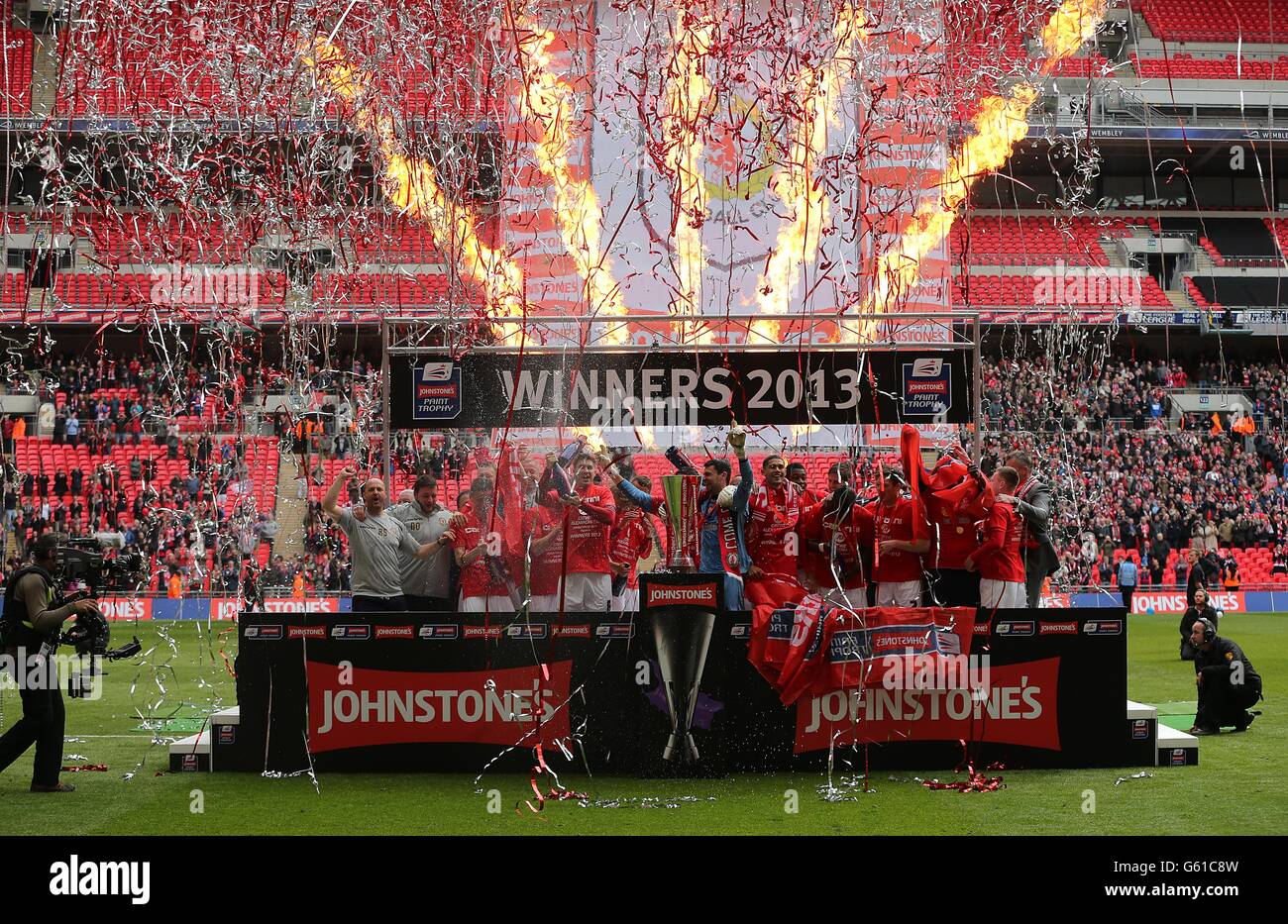 Fußball - Johnstone's Paint Trophy - Finale - Crewe Alexandra gegen Southend United - Wembley Stadium. Die Spieler von Crewe Alexandra feiern den Gewinn des Johnstone's Paint Trophy Finals Stockfoto