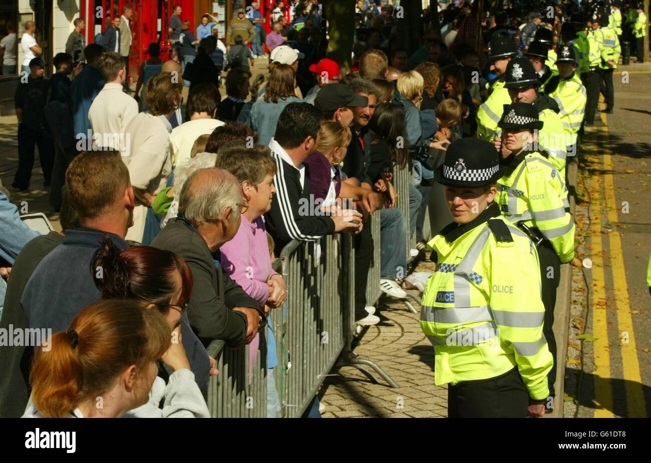 Menge bei Ian Huntley erscheinen vor Gericht Stockfoto