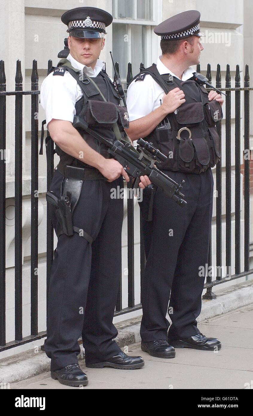 Bewaffnete Polizisten in London Stockfoto
