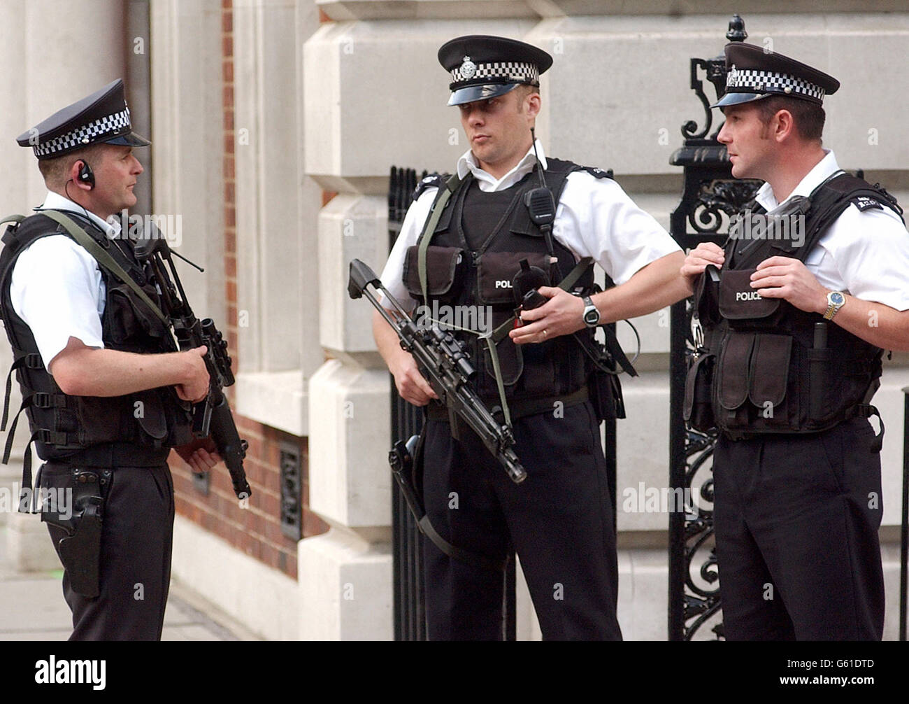 Bewaffnete Polizisten auf Streife Stockfoto