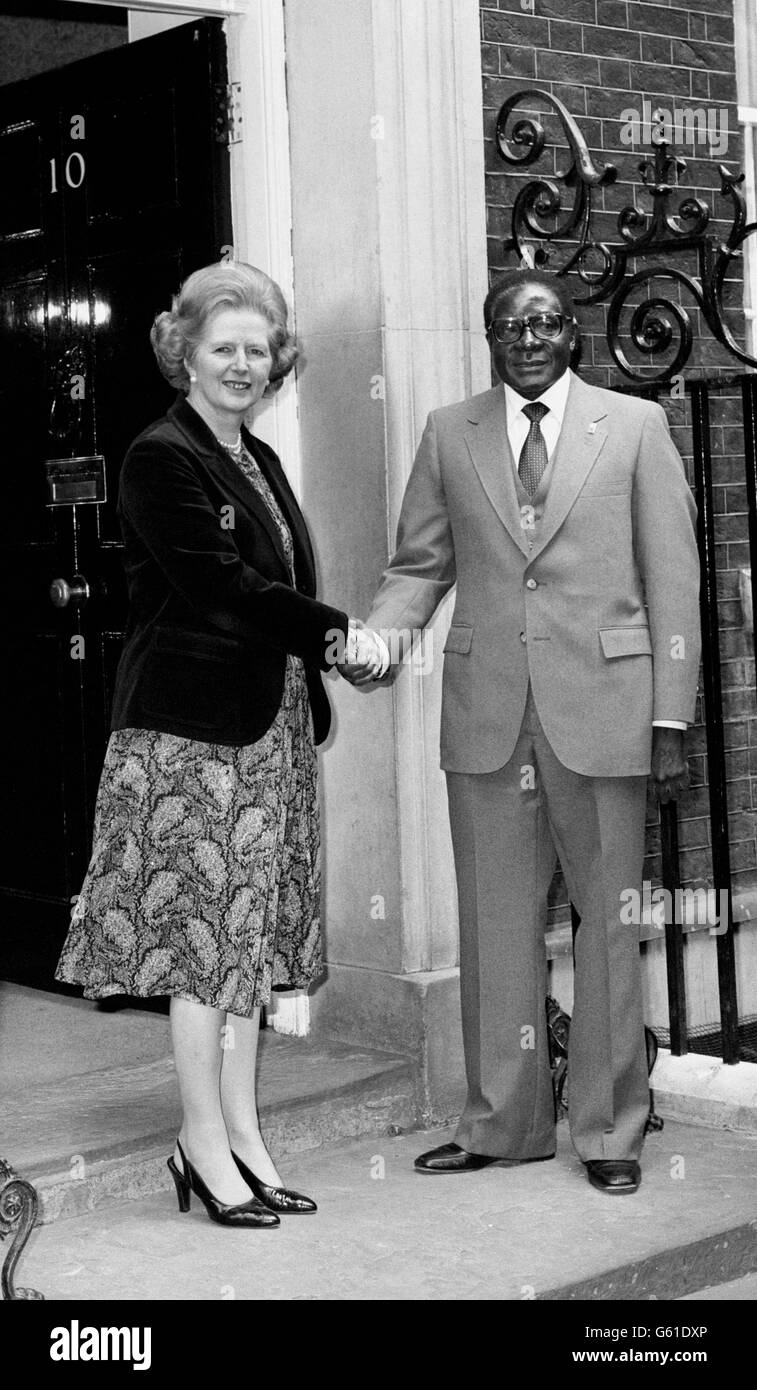 Robert Mugabe, Premierminister des neuen unabhängigen Staates Simbabwe, bei der Ankunft in der Downing Street Nr. 10 in London und bei seinem Treffen mit Premierminister Margaret Thatcher. Stockfoto