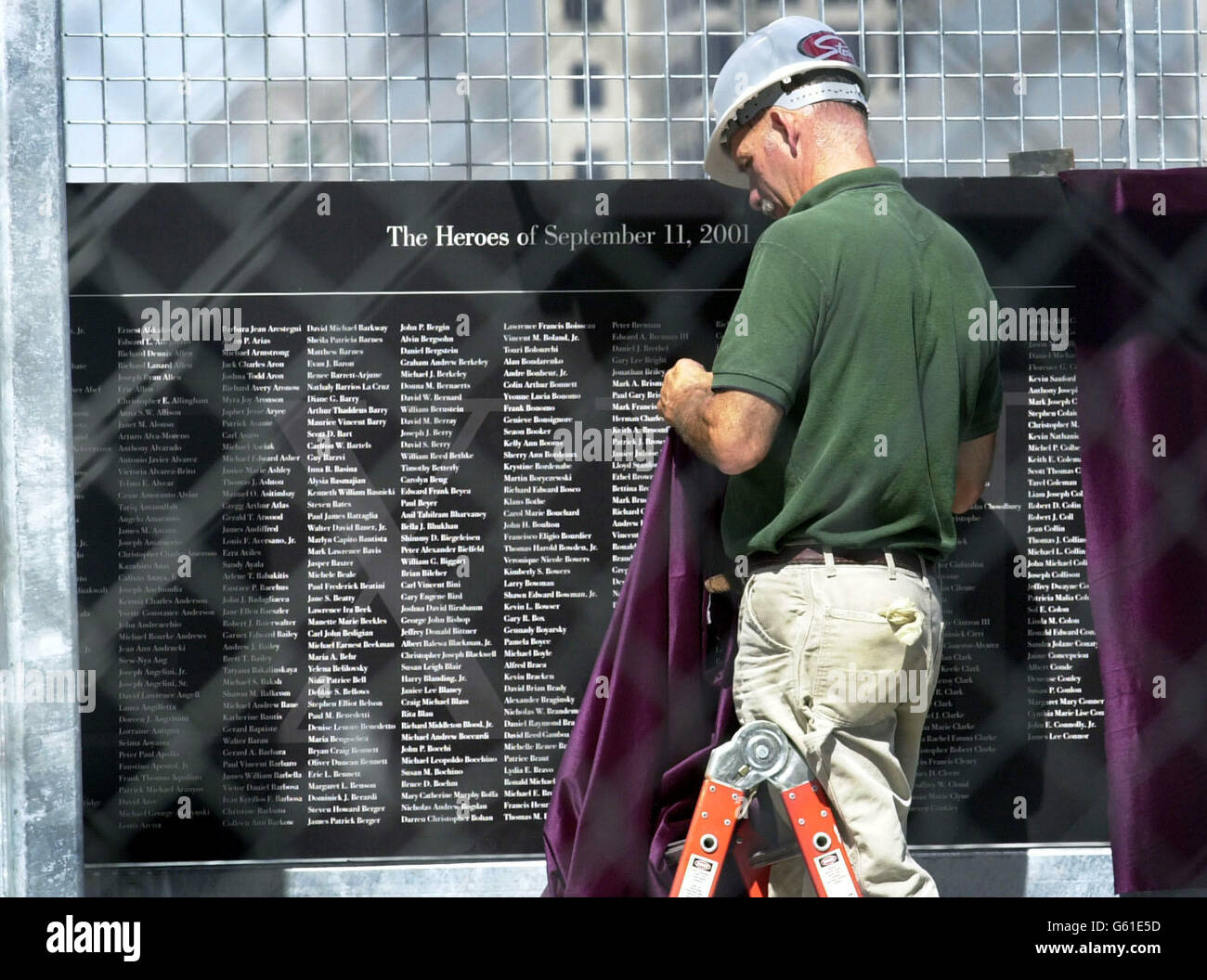 Vor dem ersten Jahrestag der Terroranschläge auf das World Trade Center bereitet ein Bauarbeiter das Gelände von Ground Zero in New York vor. * Angehörige von 34 britischen Opfern, von denen die meisten aus dem Vereinigten Königreich nach New York gereist sind, werden voraussichtlich an einer Zeremonie vor Ort teilnehmen. Stockfoto